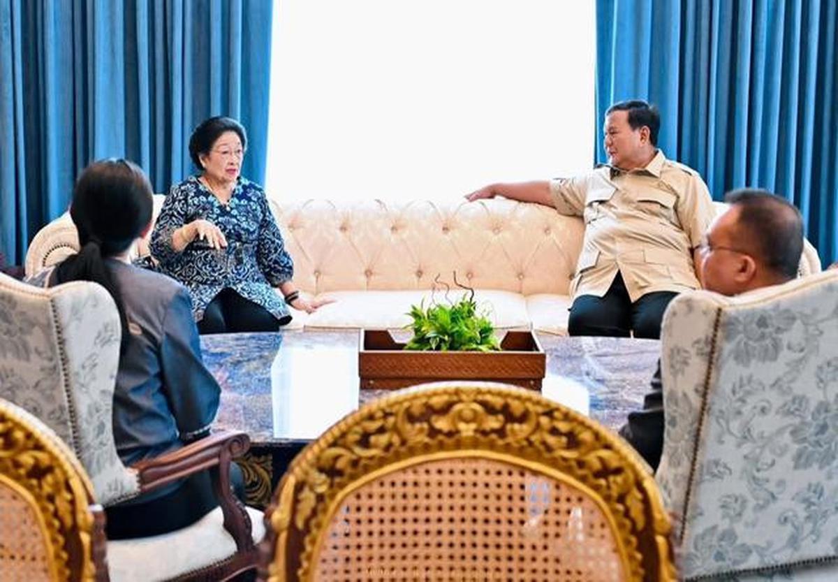 Momen Prabowo Gandeng Tangan Megawati Saat Bertemu di Istana Merdeka