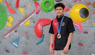 Atlet panjat tebing Indonesia, Veddriq Leonardo berfoto dengan medali emas Olimpiade Paris 2024 di markas FPTI, Hotel Santika Premier, Bekasi, Selasa (20/08/2024). (Bola.com/Bagaskara Lazuardi)