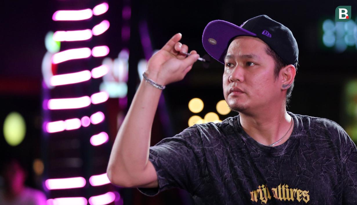 Pemain Darts, Tirta Suparjo saat berkompetisi dalam turnamen Darts National Competition series 2 yang berlangsung di Sedayu City, Jakarta, Minggu (28/04/2024). Tirta berhasil mempertahankan gelar juara setelah menang atas Haji Suwendi dengan skor 3-1. (Bola.com/Revi Muzaki)