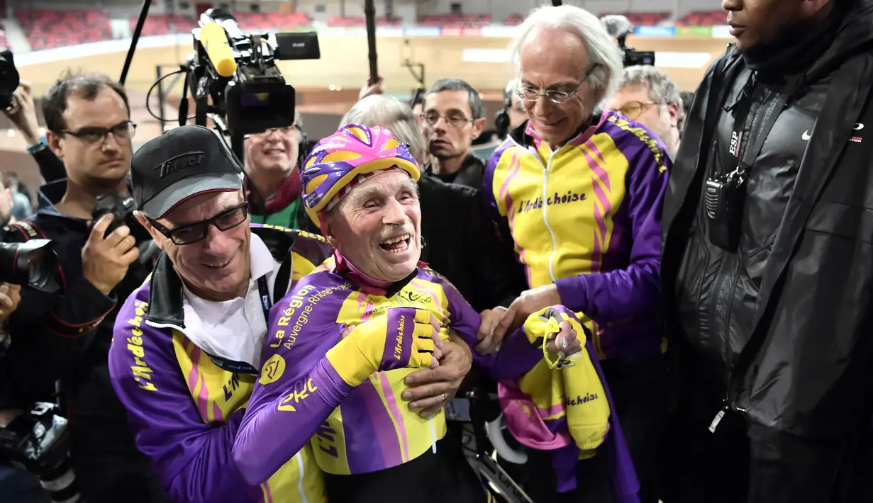 Pesepeda asal Perancis, Robert Marchand ( 105 tahun), bereaksi setelah mencapai finish di sebuah velodrom di Saint-Quentin-en-Yvelines, dekat Paris, Rabu (4/1). Marchand berhasil memecahkan rekor bersepeda 22,5 km selama satu jam. (PHILIPPE LOPEZ/AFP)