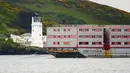 Kapal tongkang telah ditarik dari bekas tempat berlabuhnya di Italia, tiba di pelabuhan Falmouth, Cornwall, pada dini hari Selasa. (Matt Keeble/PA via AP)