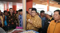 Wakil Ketua MPR Oesman Sapta didampingi Walikota Padang Mahyeldi pada 23 September 2107 mengunjungi Pasar Raya, Kota Padang, Sumatera Barat.