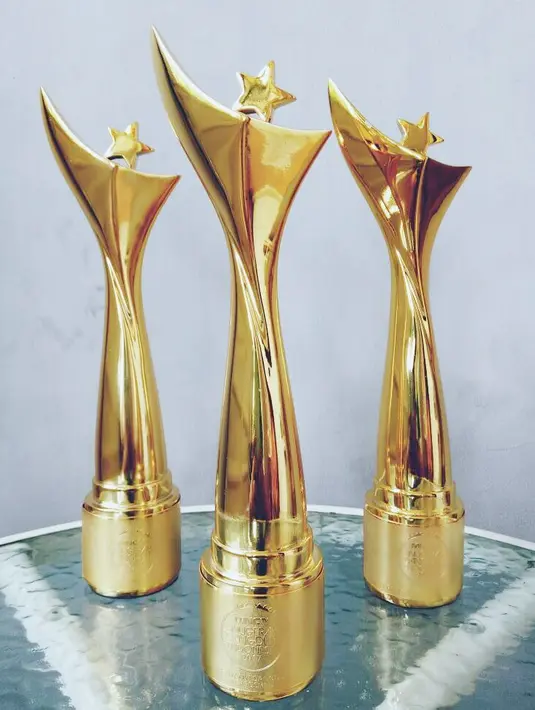 "Alhamdulillah pialanya di rumah nambah 3 lagi 😇 Alhamdulillahhh juga vyanisty menang 😇😍💋," tulisnya sebagai keterangan foto tiga piala yang baru saja didapatkan dalam ajang tersebut. (Instagram/viavallen)