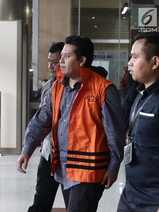 Bupati Cianjur Irvan Rivano Muchtar dikawal petugas usai menjalani pemeriksaan KPK, Jakarta, Kamis (13/12). Irvan dan Cecep Sobandi bersama Kepala Bidang SMP di Dinas Pendidikan Kab Cianjur Rosidin terjaring OTT KPK. (Liputan6.com/Herman Zakharia)