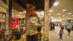 Anak-anak mengunjungi sebuah toko di Mississauga, Ontario, Kanada, pada 29 Oktober 2020. Warga Ontario mulai berbelanja dekorasi dan menghias rumah mereka untuk menyambut Halloween. (Xinhua/Zou Zheng)