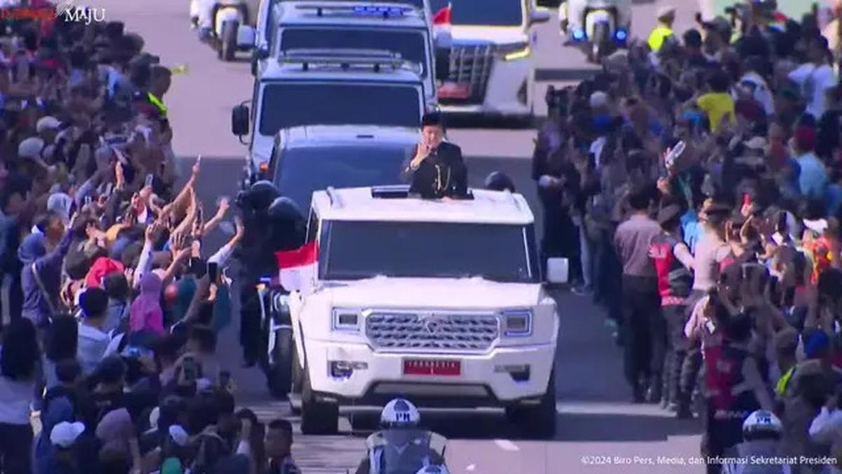 Naik Mobil Maung Garuda, Jokowi Sapa Masyarakat Menuju Bandara Halim