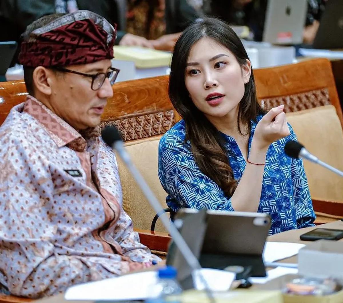 Bagi yang belum tahu, wanita bernama lengkap Angela Herliani Tanoesoedibjo ini sendiri adalah Wakil Menteri Pariwisata dan Ekonomi Kreatif Kabinet Indonesia Maju (Wamenparekraf).