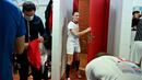 Pemain Spanyol Club Balonmano Albacete, Mireia Rodriguez (tengah) memasuki ruang ganti pria sebelum pertandingan pertamanya melawan Cabanillas di Albacete pada 6 November 2021. Mireia Rodriguez adalah wanita pertama yang bergabung dengan tim bola tangan pria profesional. (GABRIEL BOUYS / AFP)