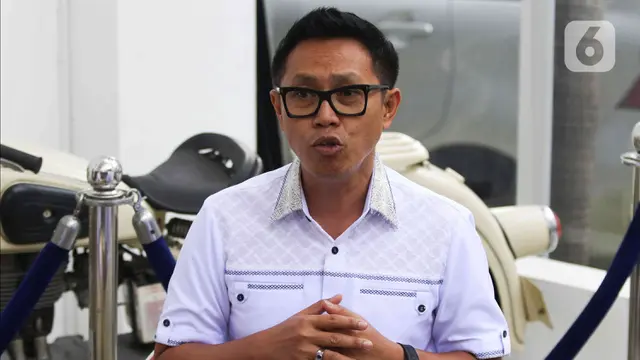 Tampilan Nathalie Holscher dalam Balutan Kerudung Kuning