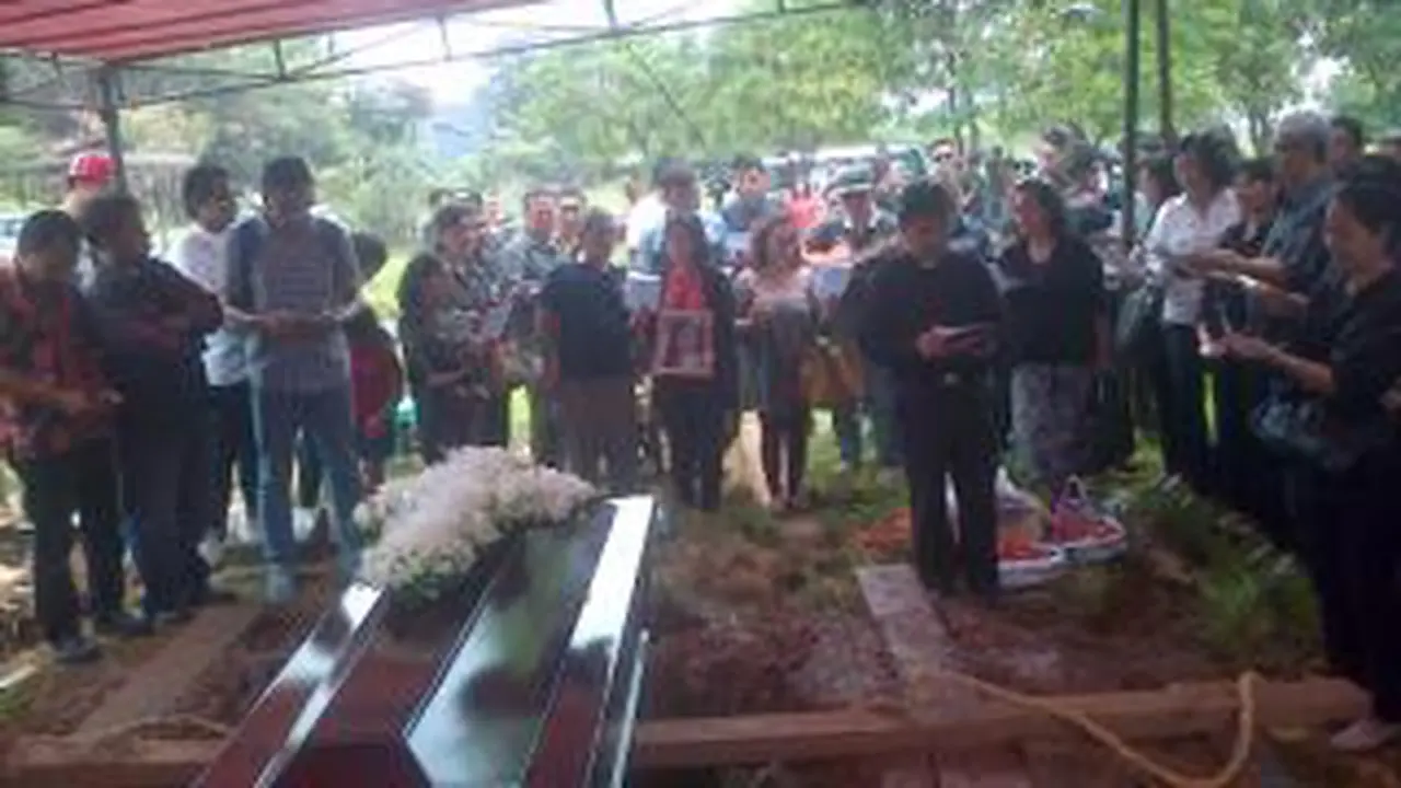 Isak Tangis Iringi Pemakaman Sara