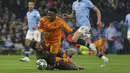 Pemain Real Madrid, Vinicius Junior jatuh saat terjegal kiper Manchester City, Ederson dalam laga leg 1 babak playoff Liga Champions 2024/2025 di Etihad Stadium, Manchester, Inggris, Rabu (12/02/2025) WIB. (AP Photo/Darren Staples)