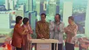 Presiden Joko Widodo bersama Ketua Partai Nasdem, Surya Paloh memencet tombol tanda peletakan batu pertama pembangunan Gedung Indonesia Satu di Jalan MH Thamrin, Jakarta, Sabtu (23/5/2015). (Liputan6.com/Andrian M Tunay)