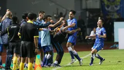 Pemain Persib Bandung, Purwaka Yudhi (2kanan) saat merayakan gol ke gawang PSM Makassar pada laga Torabika SC 2016 di Stadion Gelora Bandung Lautan Api, Sabtu (2/7/2016). Persib menang 3-2. (Bola.com/Nicklas Hanoatubun)