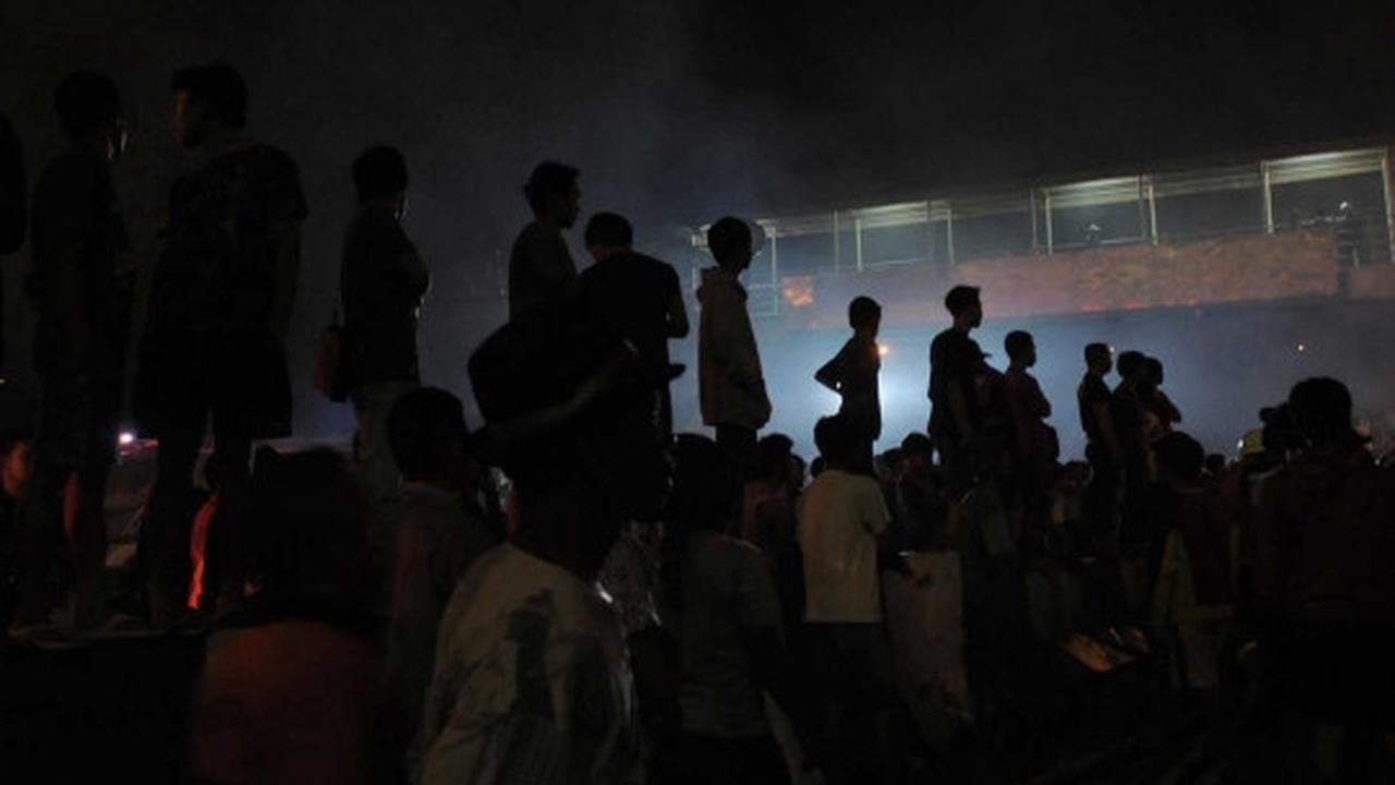 Pasar Gembrong terbakar, ribuan warga padati Jalan Basuki Rahmat