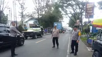 Polisi olah TKP pembacokan di Sukabumi. (Liputan6.com/Fira Syahrin)