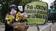 Gerakan Perempuan Lakardowo Mandiri (Green Woman) menggelar aksi di depan Istana Negara, Jakarta, Kamis (1/2). Mereka meminta pemerintah serius menangani pencemaran lingkungan di Lakardowo, Jetis, Mojokerto, Jawa Timur. (Liputan6.com/Arya Manggala)