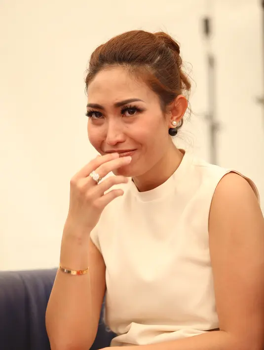 Saat ditemui di kawasan Tebet, Jakarta Selatan, Minggu (7/2) usai upacara adat Gorontalo Mandi Lemon bagi putrinya, Ayu Dewi mengatakan sangat berharap segera mendapatkan momongan yang kedua. (Andy Masela/Bintang.com)