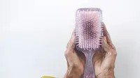 Ilustrasi sisir setelah meyisir rambut rontok (Sumber: Unsplash.com/Towfiqu Barbhuiya)