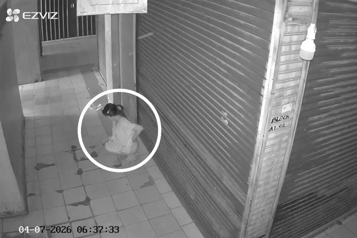 Tangkapan layar CCTV perlihatkan wanita BAB di depan ruko Plaza Bandar Jaya. (Istimewa)