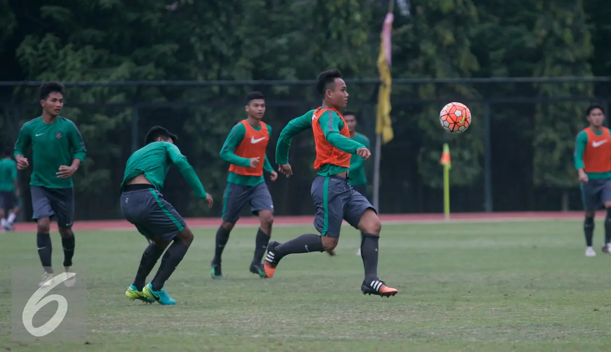 Sejumlah pesepakbola timnas -U 19 berlatih di Stadion UNY, Yogya, Rabu (31/8). Tiga raihan positif saat uji coba dengan hasil tak terkalahkan menjadi modal untuk berlaga di AFF yang akan berlangsung di Vietnam. (Liputan6.com/Boy Harjanto)
