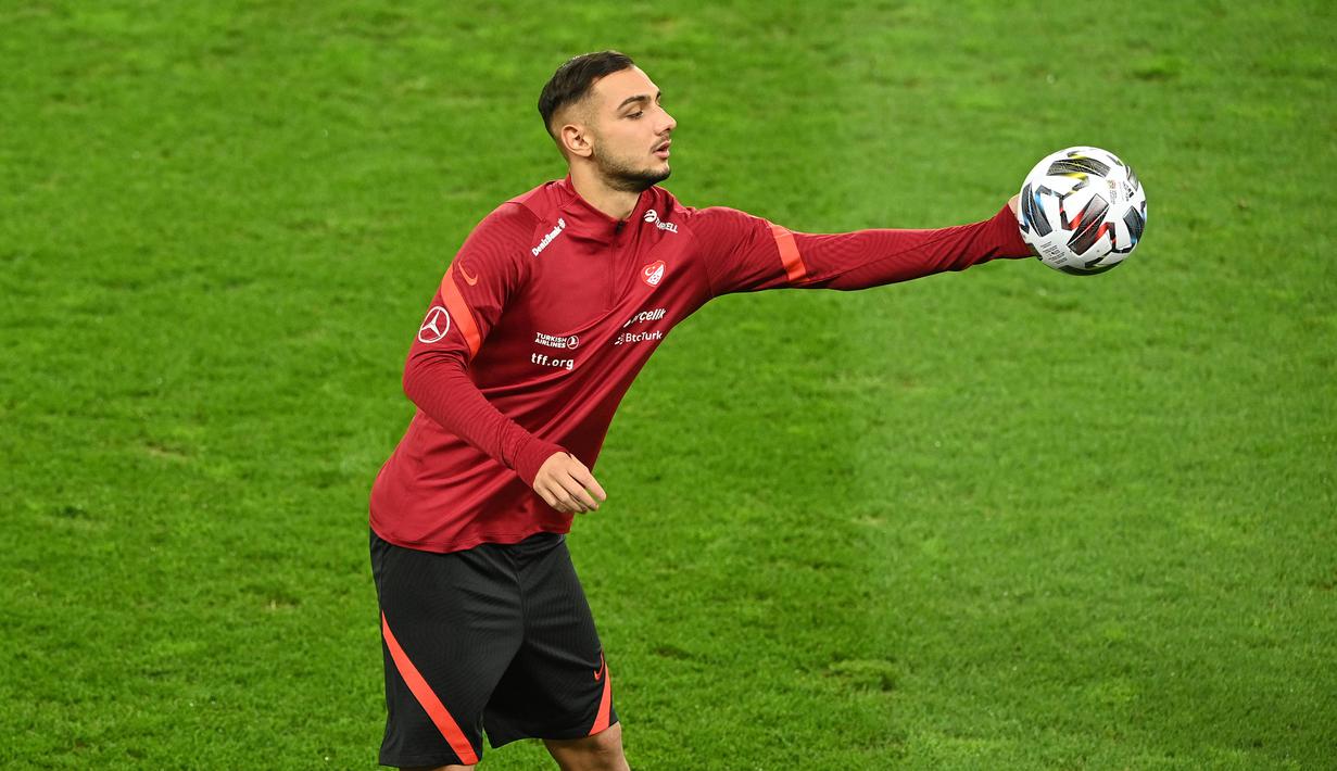 Pemain Turki, Ahmed Kutucu, saat mengikuti sesi latihan di Rheinenergie stadium, Jerman, Rabu (7/10/2020). Turki akan menghadapi Jerman pada laga Persahabatan. (AFP/Ina Fassbender)