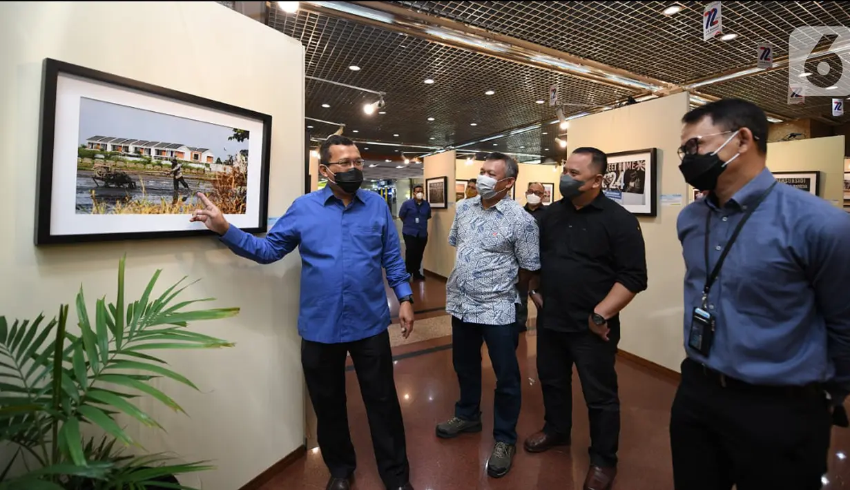 Direktur Utama Bank BTN Haru Koesmahargyo Bersama Corporate Secretary Bank BTN Ari Kurniaman meninjau Pameran Foto Anugerah Jurnalistik Bank BTN Tahun 2022 di Menara BTN, Jakarta, Kamis (10/3/2022). (Liputan6.com/HO/BTN)