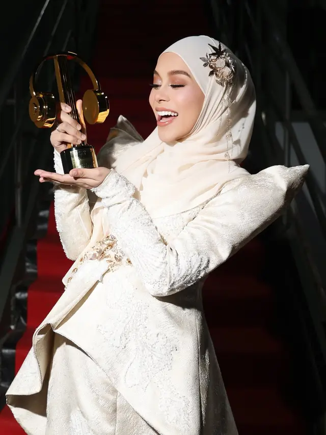 Potret Lesti Kejora dengan Gaun Brokat Muslim Modern saat Menang IMA 2025 (Foto: Instagram @lestikejora)