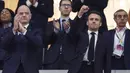 Emmanuel Macron tampak duduk di sebelah Presiden FIFA, Gianni Infantino. (AP Photo/Manu Fernandez)