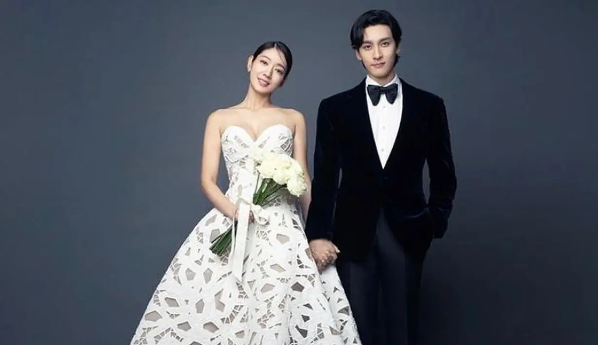 <p>Baru menikah dengan Choi Tae Joon pada Sabtu, (22/1/2022), gaun Park Shin Hye dalam foto prewedding ini bisa dijadikan inspirasi. Pemain drama Korea Goblin ini mengenakan off-shoulder ball-gown dengan desain perforated yang unik rancangan desainer Oscar de la Renta. (Instagram/oscardelarenta).</p>