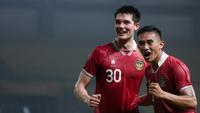 Selebrasi Elkan Baggott dan Rizki Ridho saat Timnas Indonesia mengalahkan Burundi 3-1 pada FIFA Matchday di Stadion Patriot, Sabtu (26/3/2023). (Bola.com/Bagaskara Lazuardi)