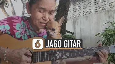 Merdunya suara nenek 70 tahun ini kala bernyanyi sambil memangku anjing chihuahua.