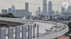 Aktivitas pekerja saat menyelesaikan proyek pembangunan Kereta Cepat Jakarta-Bandung di kawasan Halim Perdanakusuma, Jakarta, Selasa (8/3/2022). PT KCIC menyatakan pengerjaan proyek Kereta Cepat Jakarta-Bandung telah mencapai 80,31 persen dari target penyelesaian. (merdeka.com/Iqbal S. Nugroho)