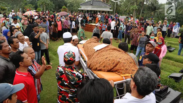 Suasana Pemakaman Massal Korban Kecelakaan Tanjakan Emen
