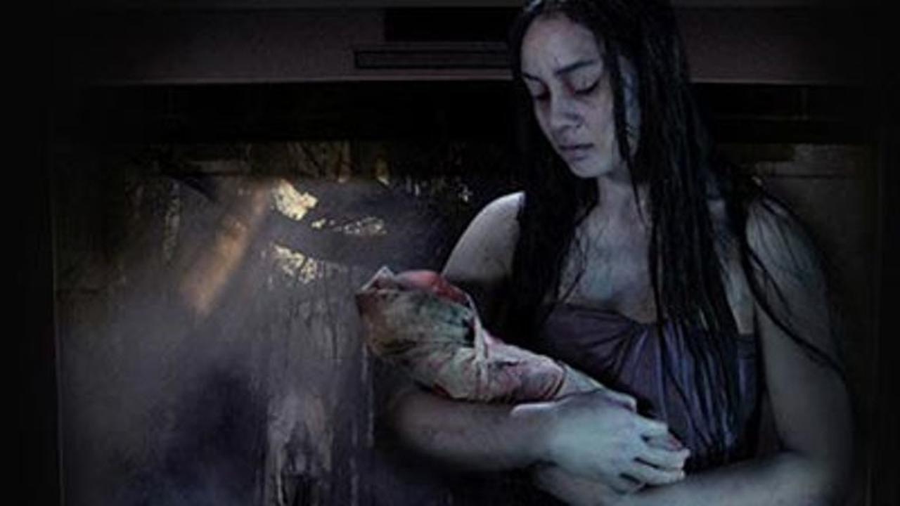 Top 3 video tentang mitos urban yang menangkap kesan kuntilanak, pocong dan makhluk superanatural di sebuah bekas rumah biliar.