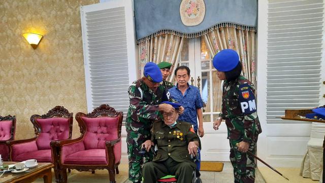 Danpomdam IV/Diponegoro mengunjungi Ayah Bupati Banjarnegara yang Ternyata Veteran PM. (Foto: Liputan6.com/Humas Pemkab Banjarnegara)