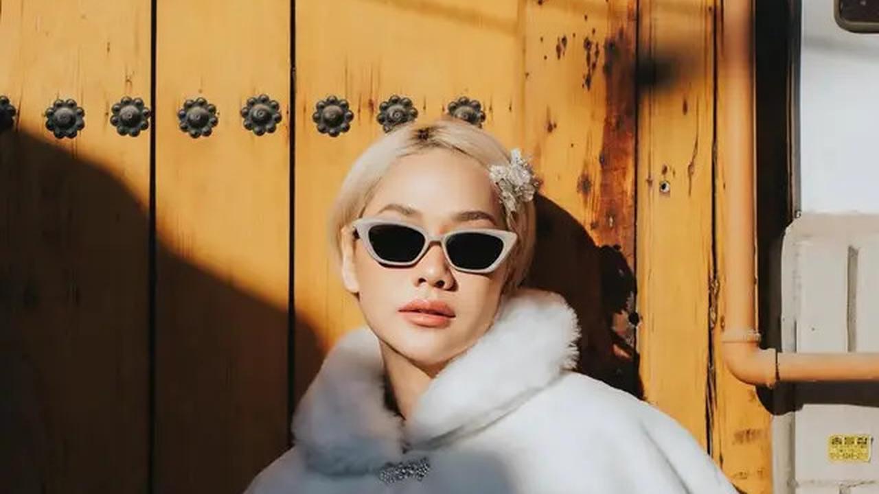 6 Potret OOTD BCL Selama di Korea Selatan, Paduan Pas dengan Rambut Pixie Cut