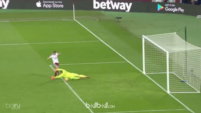 Diwarnai protes suporternya sendiri yang hingga masuk ke dalam lapangan, West Ham tampil buruk dan harus rela dipermalukan tamunya...