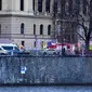 Petugas polisi mengamankan lokasi pasca penembakan di pusat kota Praha, Republik Ceko, Kamis (21/12/2023). (Dok. AP Photo/Petr David Josek)