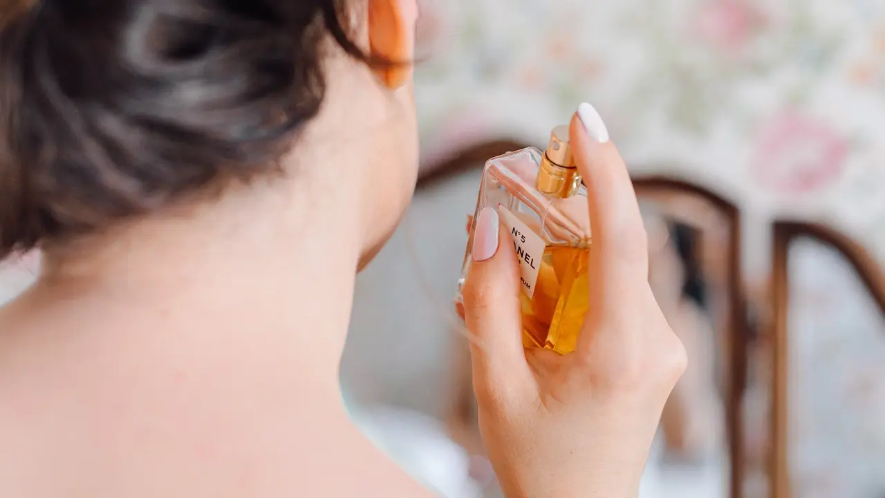 Ilustrasi Menyemprot Parfum