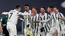 Penyerang Juventus, Cristiano Ronaldo (kiri) berselebrasi dengan rekan-rekannya usai mencetak gol ke gawang Cagliari pada pertandingan lanjutan Liga Serie A Italia di stadion Juventus di Turin (21/11/2020). Juventus menang atas Cagliari 2-0. (AFP/Miguel Medina)