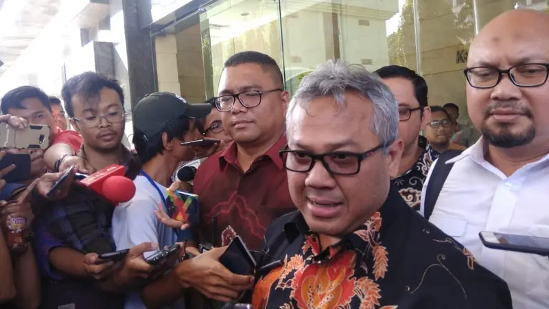 Ketua KPU Arief Budiman melaporkan pembuat dan penyebar hoaks surat suara ke Bareskrim (Liputan6.com/Delvira)