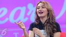Dara The Virgin saat acara Live Streaming "Dear Haters" di SCTV Tower, Jakarta, Kamis (12/5). Mita dan Dara merasa bahwa industri musik Indonesia telah kehilangan pesonanya di mata publik. (Liputan6.com/Angga Yuniar)