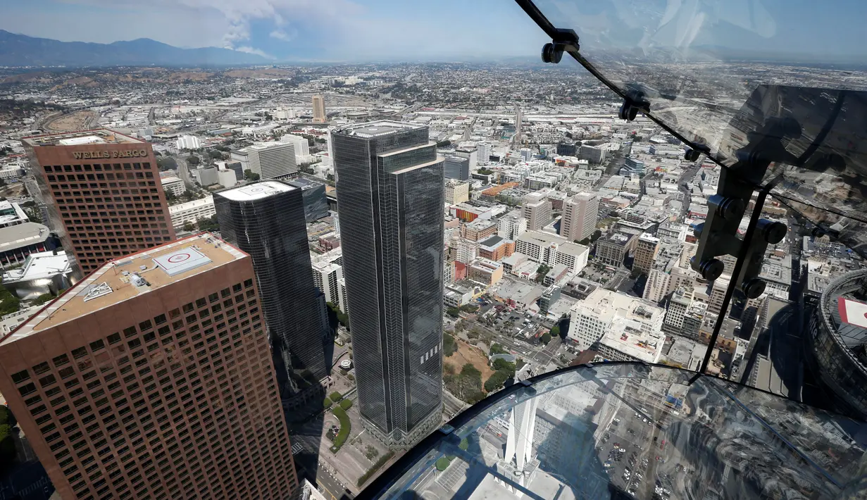 Suasana kota Los Angeles dari lantai 69 dan 70 Bank Tower AS menggunakan seluncuran skyslide, California, (20/6). Permainan yang cukup Ekstrem ini hanya diperuntukkan bagi orang tak takut ketinggian. (REUTERS / Lucy Nicholson)