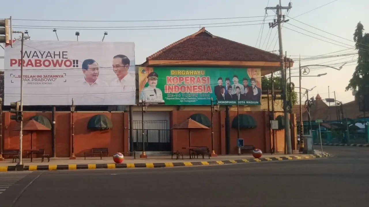 Bilboard Prabowo dan Jokowi nongol di kawasan Oro Oro Ombo Madiun. (Istimewa)