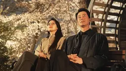 Gambaran Mi Hyun dan Doo Shik membuat hati penonton berdebar saat mereka dengan malu-malu bertukar pandang di antara pohon sakura putih.