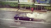 Di Tengah Hujan, Sedan Terbakar di Bundaran HI