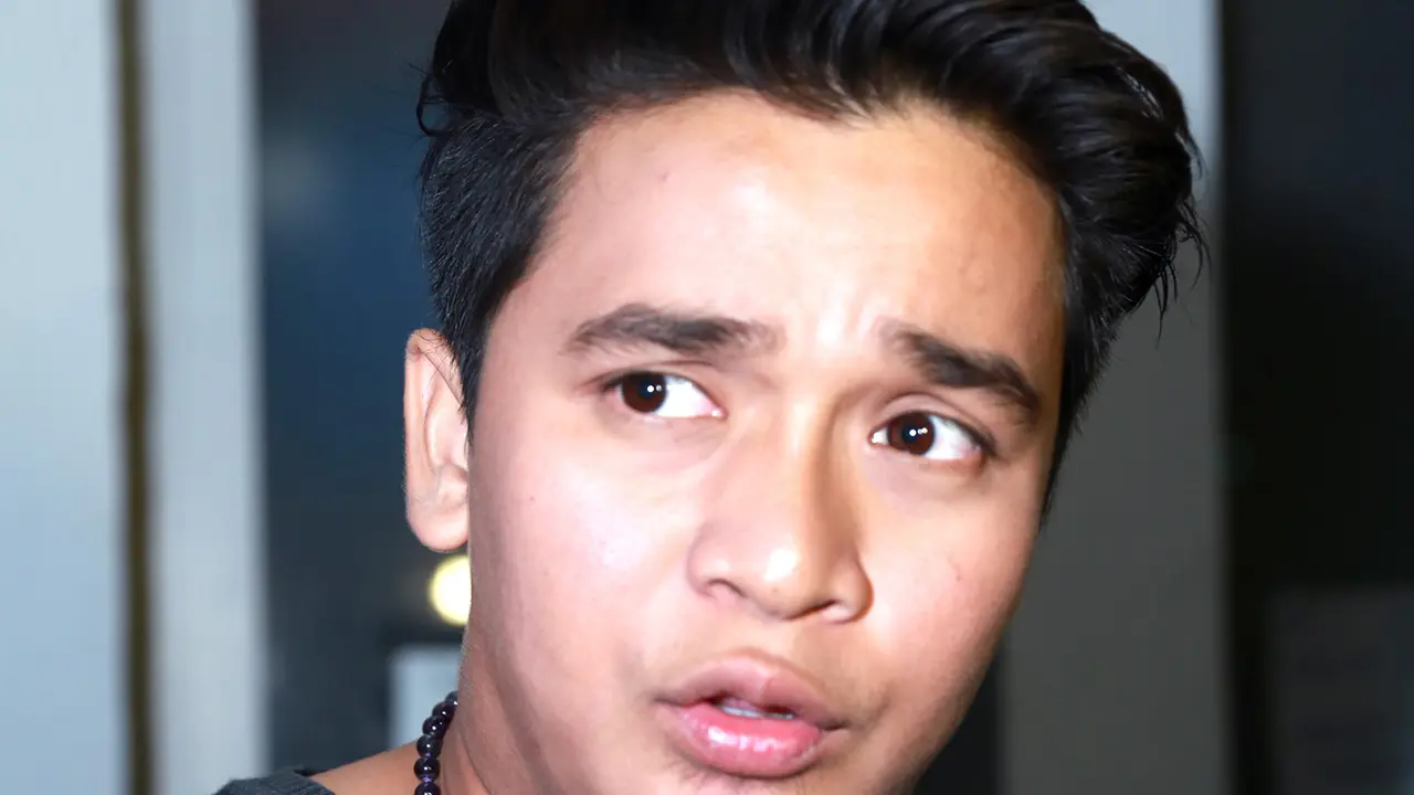 [Bintang] Billy Syahputra yang datang ke Gedung Bareskrim Polri untuk menjalani pemeriksaan terkait DNA Pro.