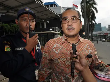 Sekretaris Direktorat Jenderal Ketenagalistrikan ESDM‎ Arief Indarto setelah menjalani pemeriksaan di gedung KPK, Jakarta, Jumat (19/12/2014). (Liputan6.com/Miftahul Hayat)