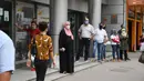 Orang-orang yang mengenakan masker mengantre untuk memasuki pasar swalayan di Tunis, Tunisia, pada 5 Oktober 2020. Perdana Menteri Tunisia Hichem Mechichi pada 3 Oktober mengumumkan serangkaian langkah untuk membatasi penyebaran cepat COVID-19 di negara tersebut. (Xinhua/Adel Ezzine)