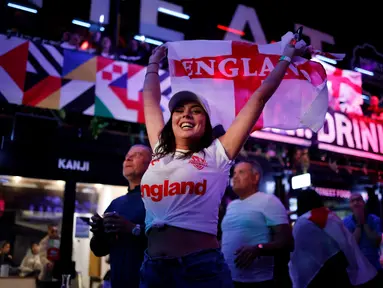 Pendukung Inggris merayakan kemenangan usai peluit akhir dibunyikan  pada pertandingan semifinal EURO 2020 antara Inggris dan Denmark, di Boxpark Croydon di London selatan (8/7/2021). Inggris menang atas Denmark dengan skor 2-1. (AFP/Tolga Akmen)